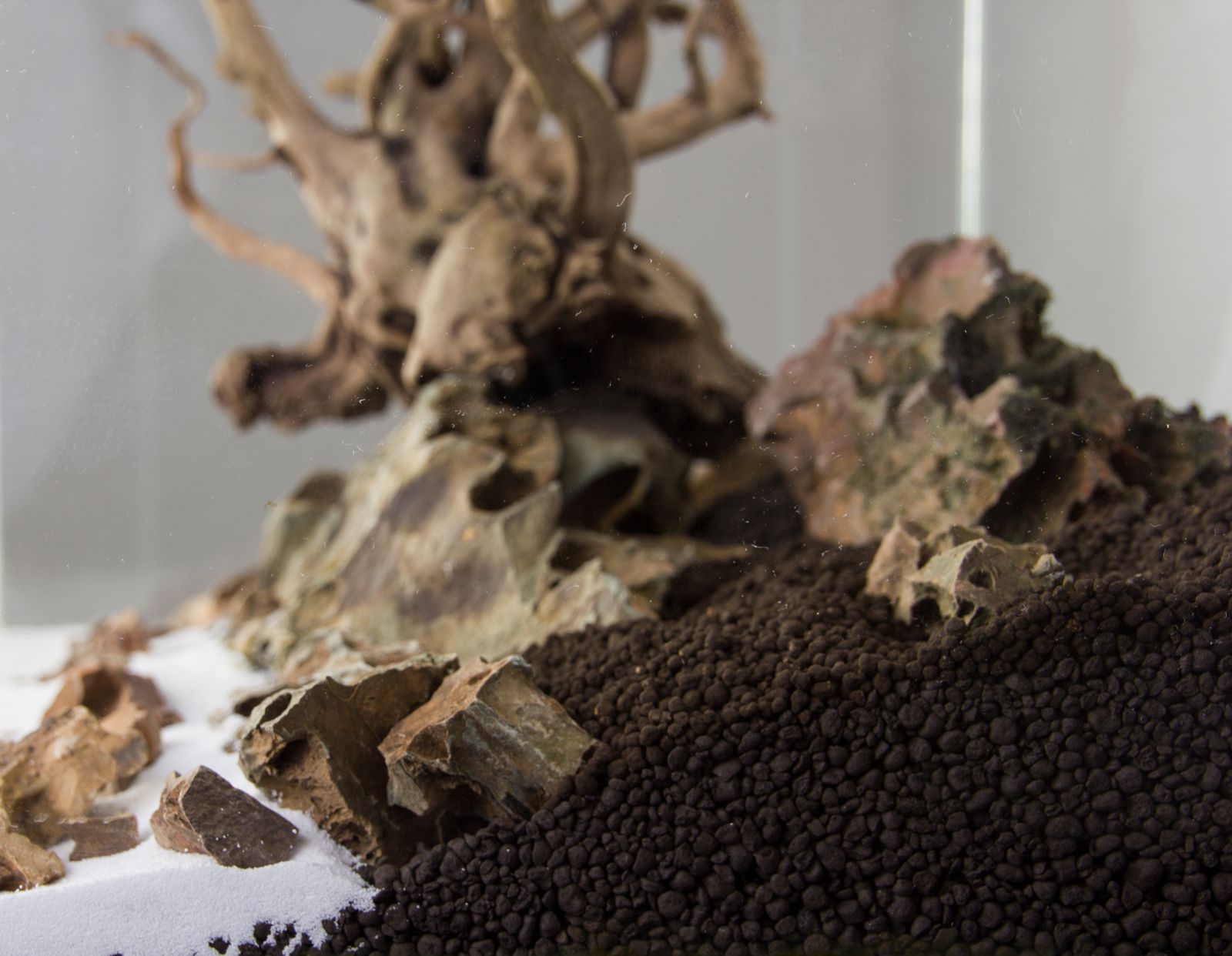 倾斜的沙子和土壤。