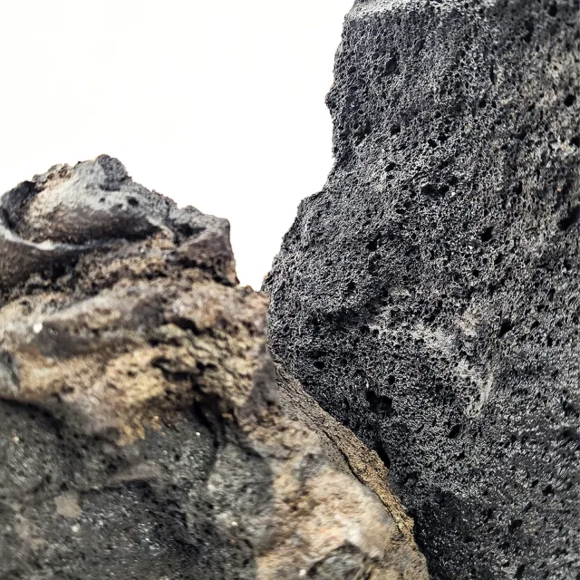 WIO - Stones - Darwin Black Lava Stone