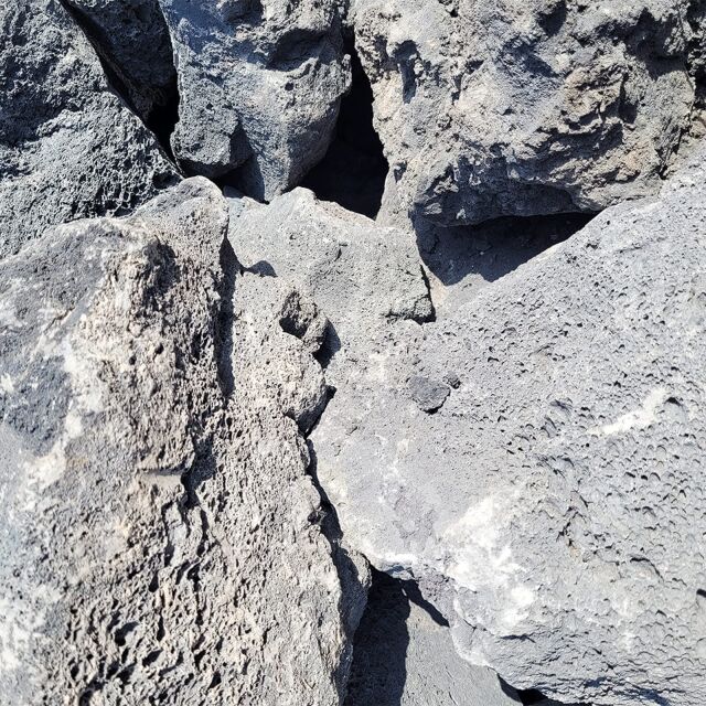 WIO - Stones - Darwin Black Lava Stone