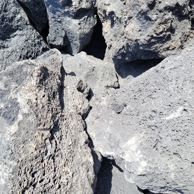 WIO - Stones - Darwin Black Lava Stone